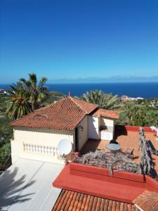 a view of the ocean from the roof of a house at Bella Vista - Finca Tabaiba in Icod de los Vinos +39 photos