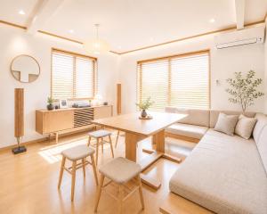 a living room with a couch and a table at 渋谷駅徒歩10分!!一棟まるごと貸し切り!お子様歓迎駐車場無料10人ok5部屋バスルーム2つ in Tokyo