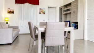 a living room with a white table and chairs at Villa Mare e Monti in Trivio
