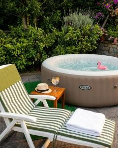 a tub with a chair and a bird in it at Casa Corbella in Magnano