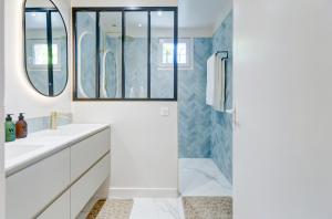 a bathroom with a shower and a sink at Be My Guest Champagne in Gueux