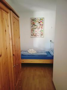 a bedroom with a bed and a picture on the wall at Haus Seerobbe-Erdgeschosswohnung in Fehmarn