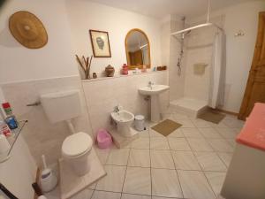 a bathroom with a toilet and a sink at Villa Bella Liguria B&B in Favale di Malvaro