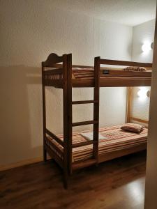 a set of bunk beds in a room at Appartement Cauterets in Cauterets