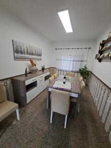 a kitchen and dining room with a table and chairs at Constança House in Corroios