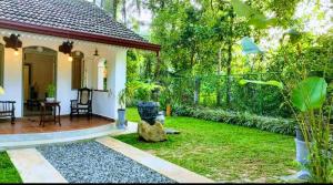a house with a garden with a yardablish at Calm Villa in Mihiripenne +20 photos