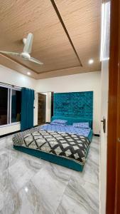 a bedroom with a bed in a room with a ceiling at 1 Bed Apartment with View in Patriata
