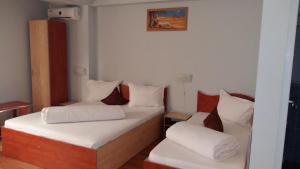 Postel nebo postele na pokoji v ubytování Hotel Corneliuss