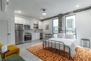 a kitchen and living room with a bed in a room at Park Hotel Studio Suite 507 in Chattanooga