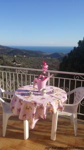 una mesa con un mantel rosa en el balcón en Appartamenti Varaldo & Elena CITR 008O67, en Villa Faraldi
