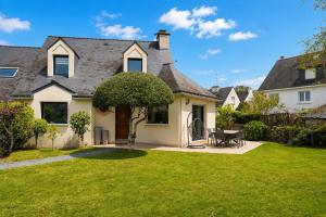 a house with a green yard at Maison Ker Galeret in Sarzeau