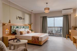 ein Hotelzimmer mit Bett und Balkon in der Unterkunft Anemona Beach Hotel in Argassi