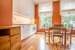 CITYSTAY Ogarna Gdansk Apartmentにあるキッチンまたは簡易キッチン