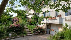 a house with flowers on the side of it at Le chant des roses in Giverny