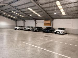 eine Gruppe von Autos, die in einer Garage geparkt sind in der Unterkunft Victoria Inn in Ciudad Victoria