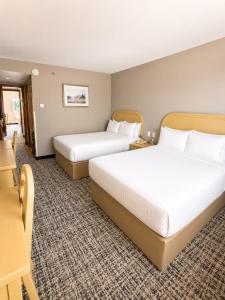 ein Hotelzimmer mit zwei Betten und einem Tisch in der Unterkunft Victoria Inn in Ciudad Victoria