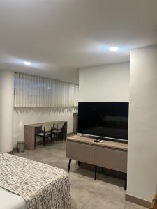 ein Hotelzimmer mit einem großen Flachbildfernseher in der Unterkunft Hotel 45 Park in Sabaneta