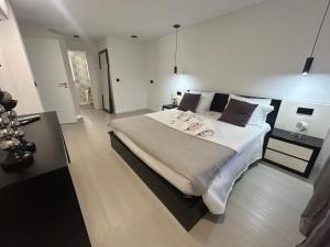 ein Schlafzimmer mit einem großen Bett in einem Zimmer in der Unterkunft 2Suites in Vila de Rei