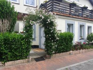 a house with white flowers in front of a door at Hochwertige Ferienwohnung in Lübeck