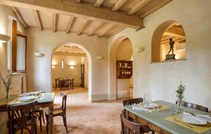 a large dining room with a table and chairs at La Pimpinella di Semifonte in San Donnino