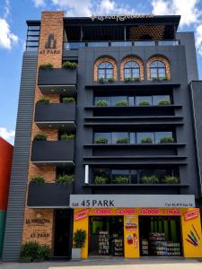 ein Gebäude mit einem Laden davor in der Unterkunft Hotel 45 Park in Sabaneta