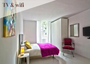 a bedroom with a bed and a red chair at Studio 6, Eaux-Chaudes, proche Laruns & Espagne in Laruns