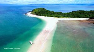 an aerial view of a beach with a boat in the water at Thành Đạt Hotel in Đảo Cô Tô