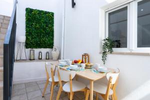 a dining room with a table and chairs at Sunstay Arroyo House Velez in Vélez-Málaga