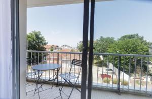 a balcony with a table and chairs on a balcony at Studio à 50 m de la plage in Arcachon