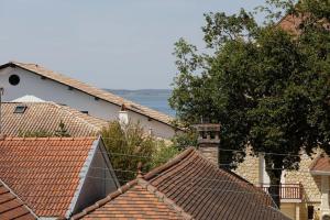 a view of roofs of houses with water in the background at Studio à 50 m de la plage in Arcachon +1 photo