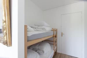 a room with a bunk bed with white towels at Studio à 50 m de la plage in Arcachon