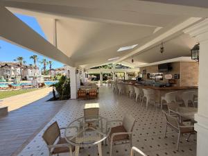 eine Terrasse mit Bar, Tischen und Stühlen in der Unterkunft Hotel Keskin in Dalyan