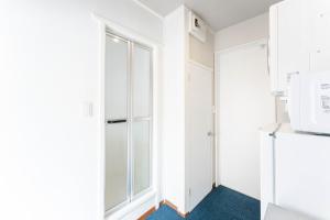 a room with a window and a microwave at Maison Atago201 in Fukuoka