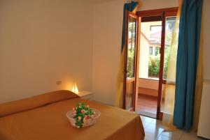 Tempat tidur dalam kamar di Casa Vacanze Rosa dei Venti - Clima, terrazze e biciclette