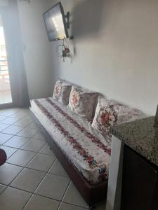 a couch in the corner of a living room at Charmant Studio piscine mdiq CaboNégro Martil in Cabo Negro