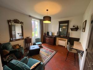 a living room with a couch and a table at Appartement Saint Antoine 2 in Toulon-sur-Arroux