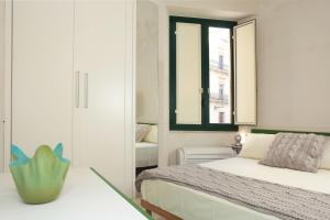 una camera bianca con letto e specchio di Casa LIGNY - charme apartment a Trapani