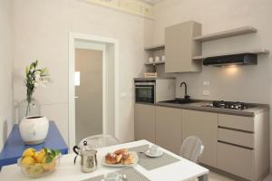 una cucina con tavolo e ciotola di frutta di Casa LIGNY - charme apartment a Trapani