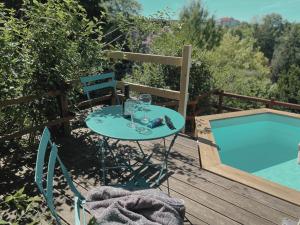 ein Tisch und Stühle neben einem Schwimmbecken in der Unterkunft WEINQUARTIER Kalter Hügel 70 qm Garten Lagerfeuer Pool Terrasse Parkplatz in Naumburg + 12 Fotos