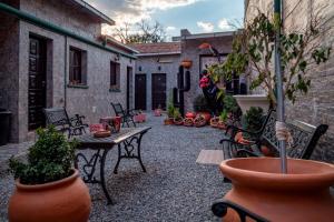 a courtyard with chairs and tables and potted plants at Tilcara Hostal Niña Coya in Tilcara