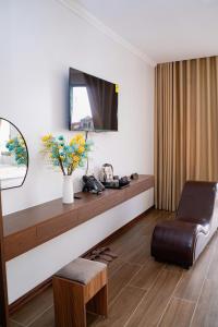 a living room with a bench and a chair at Khách sạn SOLAR HOTEL in Phúc Trì