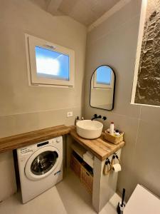a bathroom with a washing machine and a sink at Addor 'e Mare in Bacoli