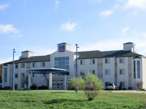 a large white building with a clock on it at Motel 6-Kingdom City, MO in Kingdom City