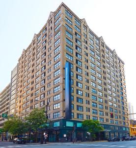 a large building on the corner of a street at Hotel 55 Chicago Downtown in Chicago