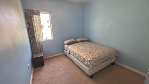 a small bedroom with a bed and a window at Casa San Carlos in La Coyotera