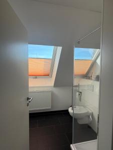 ein Badezimmer mit Toilette und Fenster in der Unterkunft Falltor Living in Rees