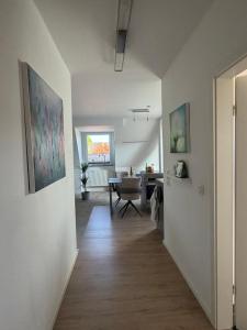 ein Zimmer mit einem Flur, auf dem ein Tisch steht, und einer Küche in der Unterkunft Falltor Living in Rees + 12 Fotos