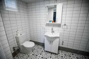 un bagno con WC e lavandino di ida efes a Selçuk