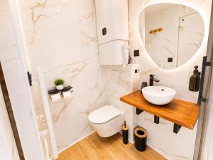 a bathroom with a toilet and a sink at MRODBNB - Appart Neuf - Aperçu Mer - 25m Plage & Resto - Ciné - Cheminée - Popcorn in Cancale +9 photos
