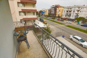 una sedia su un balcone che guarda una strada della città di ida efes a Selçuk